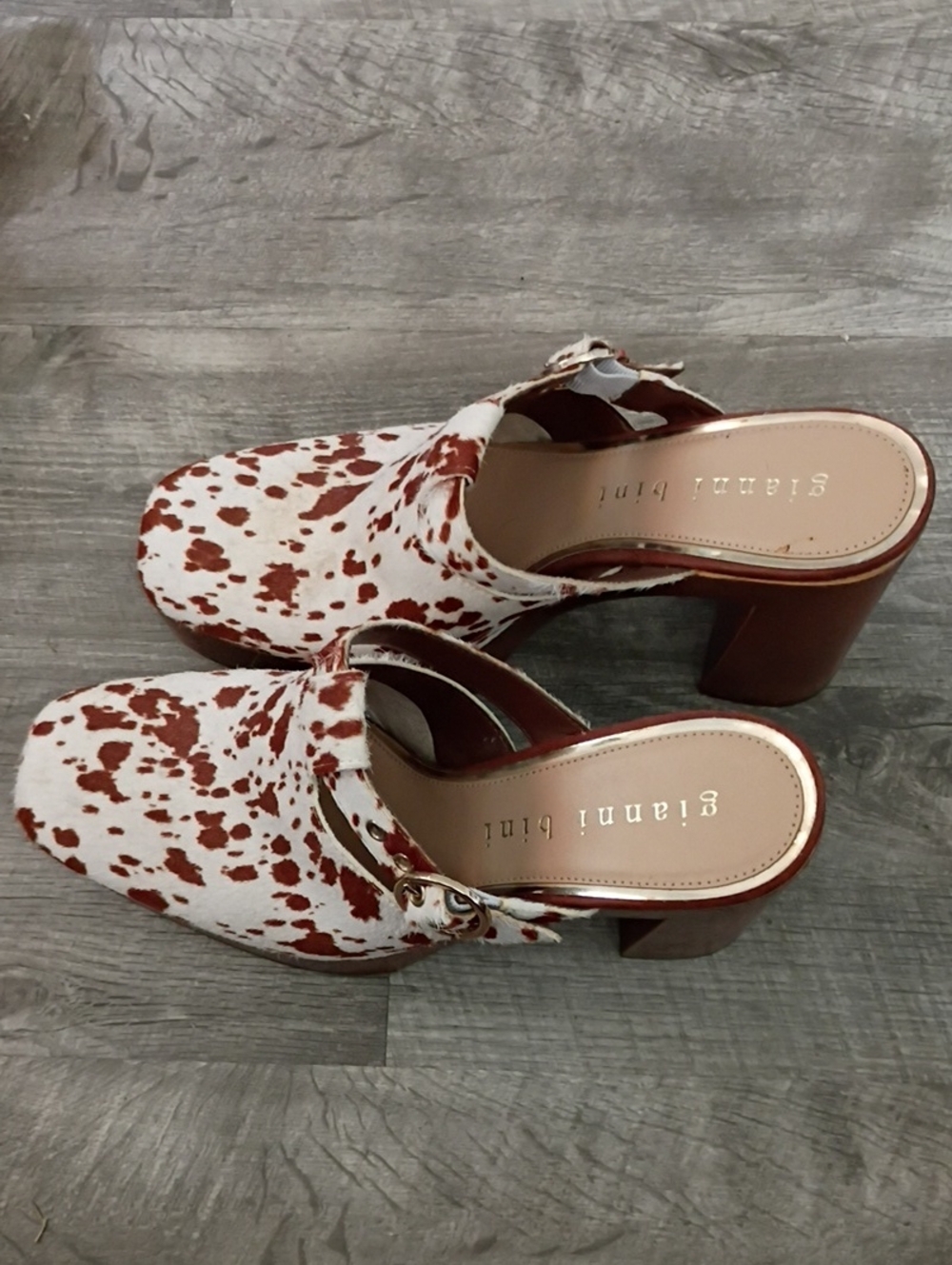 Gianni Bini White and Brown Speckled Block Heel Mules with Buckle